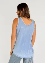 Musculosa color gris topo con cuello redondo y sisas con detalle desflecado.