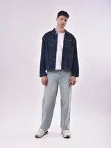 Campera de jean celeste con cuello clásico, cierre frontal con botones metálicos, bolsillos con solapa en el pecho y bolsillos laterales.