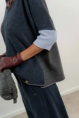 Sweater combinado color crudo, beige y marrón con escote en V, mangas al codo y tajos laterales.