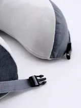 Almohada cervical de viaje gris y blanco con correa ajustable.
