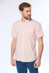 Camisa azul marino lisa de manga corta con cuello abotonado, cierre frontal con botones y bolsillo en el pecho. Confeccionada en algodón.
