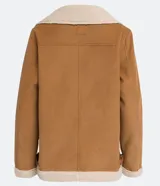 Campera marrón de terciopelo con cuello camisero y forro de sherpa color crema. Tiene cierre frontal con cremallera y bolsillos delanteros con cremallera.