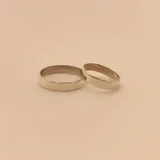 Par de alianzas de plata con diseño de cinta de 4mm de ancho.