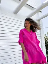 Túnica corta fucsia de lino rústico con cuello mao y botones.