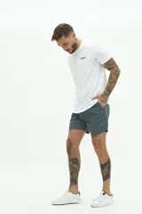 Short de baño con estampado a rayas verticales en tonos celeste y blanco, con cintura elástica ajustable con cordón, dos bolsillos laterales y uno trasero.