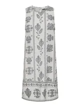 Vestido blanco de lino con estampado de flores negras, corte recto y cuello redondo.