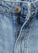 Pantalón de jean celeste de corte recto, tiro alto y bajo desflecado.