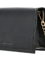 Cartera de mano plateada con textura craquelada y cadena metálica plateada.