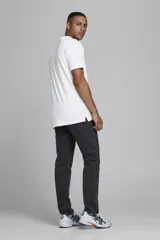 Chomba de piqué blanca con cuello clásico, tapeta de dos botones y calce slim fit.