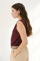 Musculosa color beige claro de tejido de lino con cuello redondo.