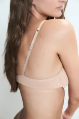 Conjunto de lencería blanco, compuesto por un soutien taza soft con aro y bombacha tipo culotte.