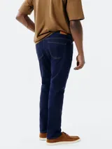 Pantalón de jean de corte recto color azul oscuro.