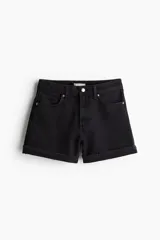 Short de denim negro de tiro alto con cinco bolsillos y bajos con doblez cosido.