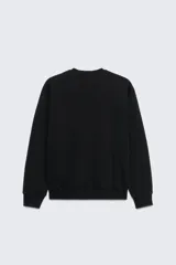 Sudadera negra de cuello redondo y manga larga, con bordado blanco en el frente que dice 'Zara A Coruña Established 1975 Rúa Juan Flórez 64-66' y un logo pequeño con el número 50 en la parte superior.