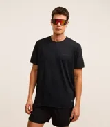 Remera deportiva negra de poliéster y elastano, con tecnología dry, cuello redondo, manga corta, textura y estampa lettering en el pecho.
