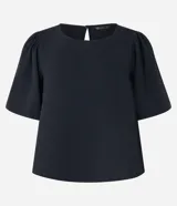 Blusa negra de mangas cortas abullonadas, confeccionada en tejido airflow con textura arrugada y abertura en forma de gota en la espalda.