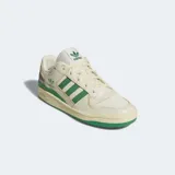 Championes Adidas Forum Low CL color crema con detalles en verde y gris.