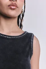 Musculosa negra con efecto lavado ácido y tachas plateadas en cuello y sisas.