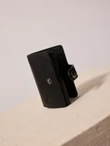 Billetera tarjetero pop up Rusty, color negro, confeccionada en cuero sintético.