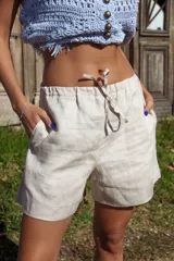 Short color crema de lino, con cintura elástica y lazo ajustable.