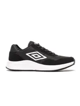 Championes Umbro modelo Volcan, color negro con detalles en blanco. Presentan un diseño deportivo con capellada de tela y gamuza, entresuela blanca gruesa y el logo Umbro en el lateral.