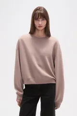 Buzo de manga larga color malva/rosado pálido, de corte holgado y cuello redondo.