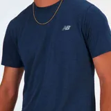 Remera deportiva azul con logo de New Balance en el pecho.