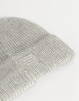 Gorro de lana gris con etiqueta con texto "Brooklyn New York-NY Est. 1970".
