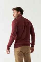 Campera tejida negra para hombre, con cuello alto y cierre frontal.