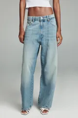 Jeans de tiro medio, estilo balloon baggy, color gris oscuro lavado. Presenta pierna muy ancha y largo completo, con aberturas sutiles en los bajos.