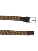 Cinturón elástico trenzado en tonos marrón y beige, con terminaciones en cuero marrón y hebilla plateada.