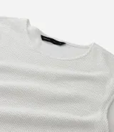 Musculosa de hombre color blanco hueso, con textura de punto, corte regular y escote redondo (canoa).