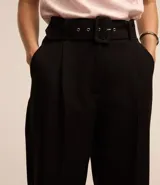 Pantalón de vestir negro, corte carrot, con cinturón estructurado con hebilla cuadrada.