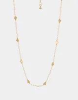 Collar corto dorado con cadena de perlas y dijes de corazones.