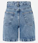 Bermuda de jeans azul con corte mom, tiro alto, cierre con botón y cremallera, y apliques de strass en el frente.