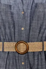 Vestido camisero azul con cinturón de rafia, de cuello solapa y manga tres cuartos con trabilla y botón. Tiene bolsillos de parche en el delantero y cierre frontal con botones.