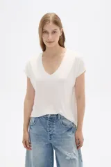 Remera blanca de manga corta, cuello en V y corte holgado.