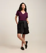 Remera básica de media malla color rosa, con escote en V y mangas cortas.