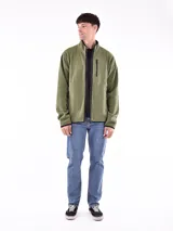 Campera negra de micropolar con cierre frontal y bolsillos laterales con cierre.