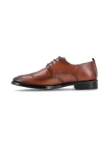 Zapato acordonado de cuero color marrón con detalles de brogue en la puntera y laterales.