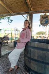 Camisa oversize de lino a rayas verticales rojas y blancas, con bolsillo de parche en el pecho y botones al tono.