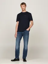 Remera azul marino de algodón con cuello redondo y bolsillo de parche en el pecho con logo bordado de Tommy Hilfiger.