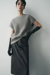 Guantes largos negros de punto fino, confeccionados en mezcla de viscosa y cashmere.