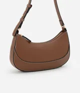 Bolso baguette pequeño color marrón con costuras en contraste color blanco. Tiene correa de hombro ajustable y cierre de cremallera.