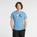 Remera celeste de hombre, marca New Balance, con logo estampado en el pecho. Confeccionada con tejido de punto de poliéster y mezcla de algodón, con tecnología NB DRY de secado rápido.