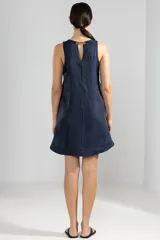 Vestido corto azul marino confeccionado en lino italiano con fibra metalizada, corte holgado, sin mangas y con insignia de tigre en la espalda.