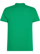 Chomba verde de corte slim, con cuello polo, tapeta de dos botones y logo de Tommy Hilfiger bordado en el pecho.
