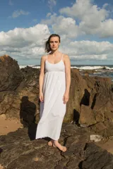 Vestido blanco de algodón con bordado calado, corte clásico y forro de voile.