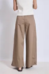 Pantalón palazzo color marrón claro, de tiro alto, con pinzas y bolsillos laterales.