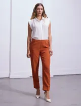 Pantalón negro de gabardina elastizada, corte recto, con bolsillos delanteros y traseros. Marca Zac & Rachel.